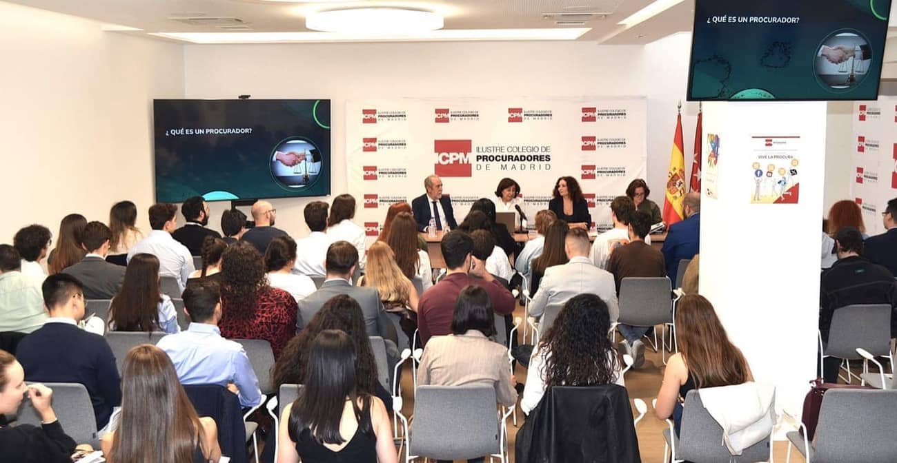 Imagen del artículo Alumnos de la Universidad Complutense visitan nuestra sede sobre Madrid