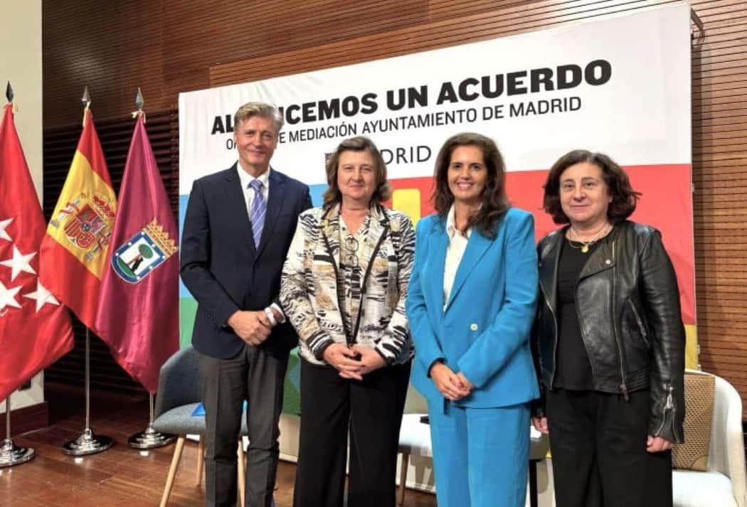 Imagen del artículo Las vocales, M.ª Luisa Montero y M.ª Soledad Castañeda, en una jornada sobre el Presente y Futuro de la Mediación en la Adm. Pública sobre Madrid